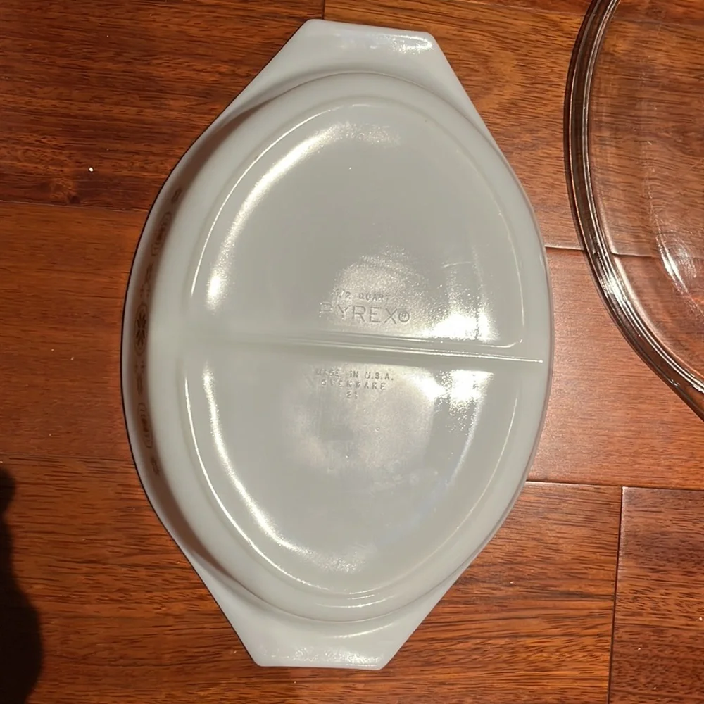 Mid-Century Vintage Pyrex Town & Country Divided Casserole Dish w/ Lid - Picture 12 of 16